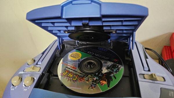 이렇게 위에 CD 트레이를 열고 메가CD 게임을 넣고 즐길 수 있다