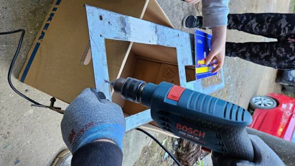 이후 스틱 패널을 고정하기 위해 구멍을 뚫어주었다