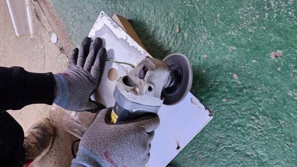 더불어 스틱 패널도 그라인더로 녹을 제거해주었다