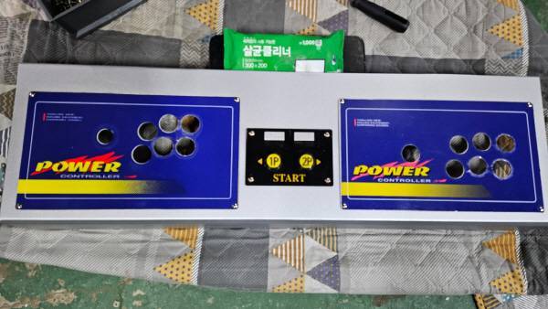 그렇게 1P와 2P를 뚫어준 모습.. 스틱 패널이 둘 다 오리지널이긴 하지만 배열이 완전히 다르다