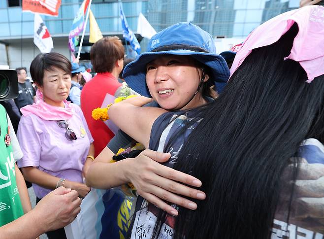 고용승계를 요구하며 600일간 고공농성을 이어갔던 박정혜 한국옵티칼하이테크 수석부지회장이 29일 경북 구미시 한국옵티컬하이테크 공장 옥상에서 농성을 마치고 땅으로 내려와 지인들과 포옹하고 있다. 김태형 기자 xogud555@hani.co.kr
