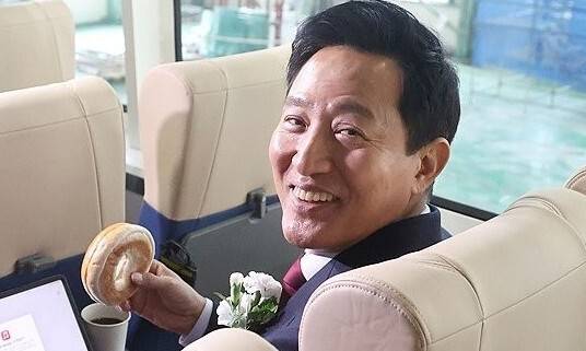 오세훈 서울시장이 지난해 11월25일 경남 사천시 은성중공업에서 열린 서울 한강버스 진수식 종료 후 한강버스 내부에서 빵을 시식하고 있다. 연합뉴스