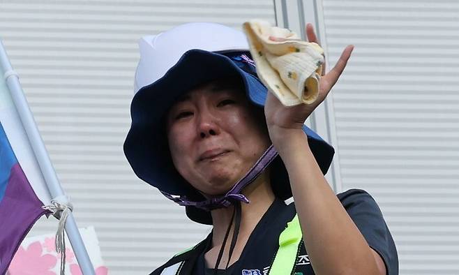 고용승계를 요구하며 600일간 고공농성을 이어갔던 박정혜 한국옵티칼하이테크 수석부지회장이 29일 경북 구미시 한국옵티컬하이테크 공장 옥상에서 농성을 마치고 크레인을 타고 지상으로 내려오며 울먹이고 있다. 김태형 기자 xogud555@hani.co.kr