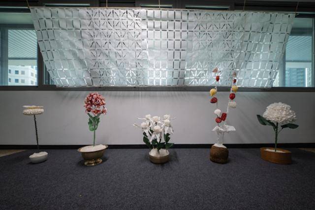 옛 남영동 대공분실 3층 반장실은 건물 중 유일하게 큰 창이 난 공간이다. 이번 전시에서 기획 의도에 따라 창을 가리고, 반성과 악의 소멸을 상징하는 지화를 설치했다. 민주화운동기념사업회 제공