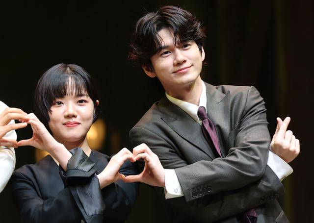 배우 김향기와 옹성우(오른쪽)가 지난 7월 9일 서울 예술의전당 CJ토월극장에서 열린 연극 ‘셰익스피어 인 러브’ 기자간담회에서 포즈를 취하고 있다.‘셰익스피어 인 러브’는 16세기 런던을 배경으로, 슬럼프에 빠진 젊은 셰익스피어가 귀족 여성 비올라 드 레셉스를 만나 다시 글을 쓰기 시작하면서 펼쳐지는 이야기를 그린 작품이다. 뉴스1