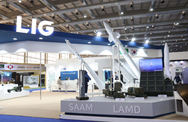 2022년 3월 사우디아라비아 리야드에서 열린 국제 방산 전시회 'WDS 2022'에 참가한 LIG넥스원 부스에 한국형 아이언돔 LAMD 모형이 전시돼 있다. LIG넥스원 제공