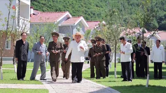 김정은(가운데) 북한 국무위원장이 8월 26일 완공된 함경남도 낙원군 바닷가양식사업소와 어촌문화주택지구를 방문했다고 조선중앙TV가 27일 보도했다. 뉴시스