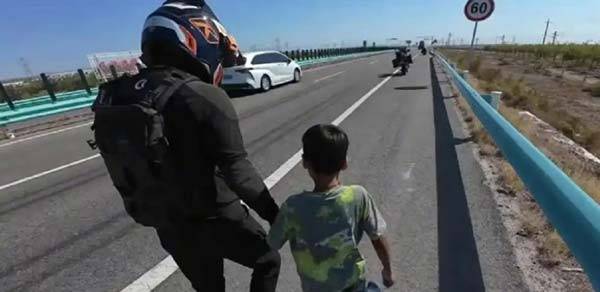 둘째 아들을 혼내기 위해 고속도로에 방치한 아버지가 논란이 되고 있다./사진=사우스차이나모닝포스트