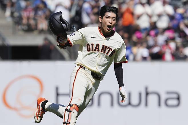 <yonhap photo-5193=""> San Francisco Giants' Jung Hoo Lee celebrates after hitting a game-winning RBI single during the ninth inning of a baseball game against the Chicago Cubs, Thursday, Aug. 28, 2025, in San Francisco. (AP Photo/Godofredo A. V?squez)/2025-08-29 07:42:54/ <저작권자 ⓒ 1980-2025 ㈜연합뉴스. 무단 전재 재배포 금지, AI 학습 및 활용 금지></yonhap>