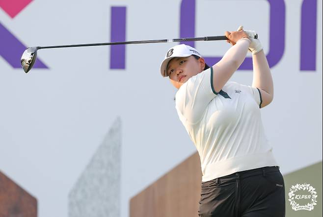 9번 홀에서 티샷 하는 신다인. 사진=KLPGA 제공