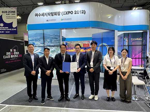 지난 28일 광주 김대중컨벤션센터에서 개최된 광주 ACE Fair 에서 여수광양항만공사 관계자들이 문화관광 부문 최우수상을 수여받고 기념촬영을 하고 있다. [사진=여수광양항만공사]