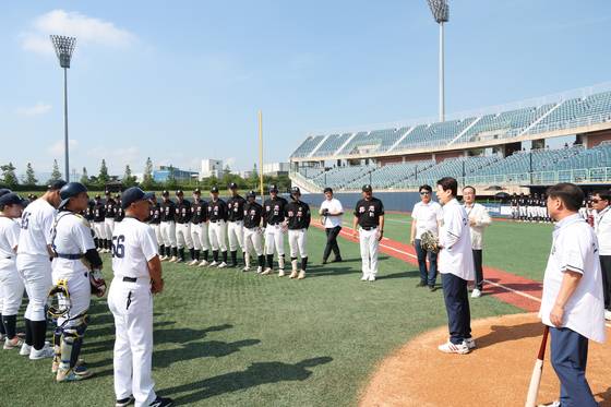 이강덕 경북 포항시장이 지난달 30일 포항야구장을 방문해 제59회 대통령배 전국고교야구대회 참가선수단과 대회 관계자를 격려하고 있다. 사진 포항시