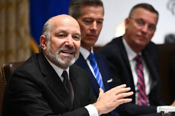 하워드 러트닉 미 상무장관이 지난 26일(현지시간) 백악관에서 열린 국무회의에서 트럼프 대통령을 바라보며 발언하고 있다. AFP=연합뉴스