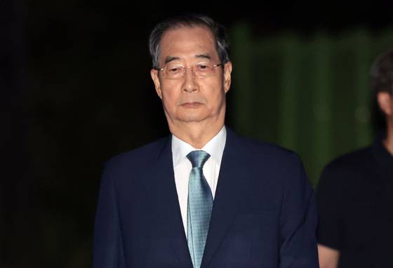 12ㆍ3 비상계엄 관련 내란 방조 및 위증 등의 혐의를 받는 한덕수 전 국무총리가 지난 27일 구속영장이 기각되자 서울구치소를 나서고 있다. 연합뉴스