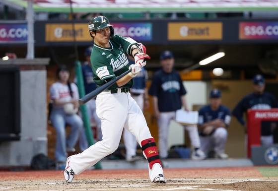 NC와의 경기에서 투런 홈런을 때려내는 SSG 베테랑 거포 최정. 사진 SSG 랜더스