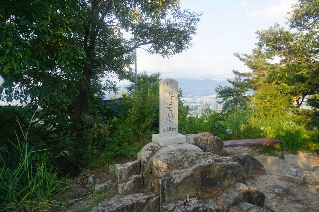 ▲ 봉화산과 배부른산 둘레길 일부는 걷기 편한 원주소풍길이다(왼쪽 사진). 해발 419m 배부른산 정상.