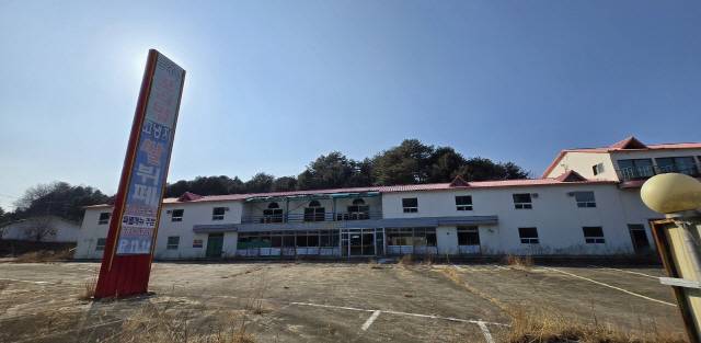 ▲ 2003년 2월 5일, 남북 고성군을 통과하는 금강산육로관광이 시작됐다. 5년간 호황을 누렸던 고성 현내면 접경지역은 2008년 7월 금강산 관광이 중단되면서 지역경제가 피폐화된 채 17년째 이어져 오고 있다. 1000석 규모를 자랑하던 마차진리 보리밥집이 문을 닫고 방치된 모습.  전인수