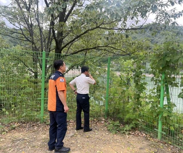 ▲ 강윤혁 동해소방서장이 달방담에서 재난위험요인을 점검하고 있다.
