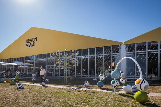 마이애미의 메인 행사 '마이애미 비치 페어 2024' / Photo courtesy of Kris Tamburello for Design Miami