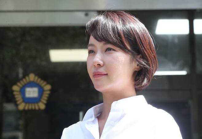 특정경제범죄 가중 처벌 등에 관한 법률 위반(횡령) 혐의로 기소된 배우 황정음이 8월 21일 제주지방법원에서 열린 결심 공판에서 징역 3년을 구형받고 법원을 나오면서 취재진 질문에 답변하고 있다. 뉴스1
