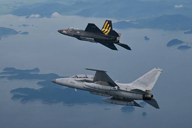 이영수 공군참모총장과 이브라힘 나세르 모하메드 알 알라위 아랍에미리트 국방차관이 지난 7일 공군 사천기지를 방문, FA-50, KF-21에 각각 탑승해 우정비행을 하고 있다. 연합뉴스