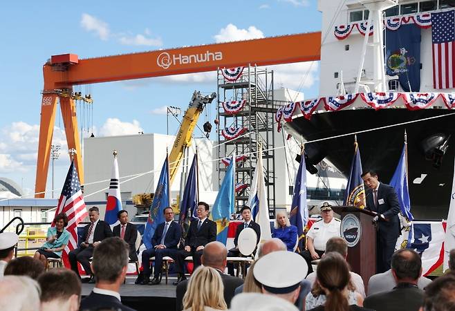 김동관 한화그룹 부회장이 8월 26일(현지 시간) 미국 필라델피아 한화필리조선소에서 이재명 대통령, 조쉬 샤피로 펜실베니아 주지사 등이 참석한 가운데 열린 선박 명명식에서 환영사를 하고 있다. 사진=한화그룹