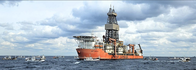 ‘대왕고래 프로젝트’ 시추 작업에 반발한 경북 포항 어민들이 지난해 12월20일 시추선 웨스트카펠라호를 어선으로 둘러싸고 해상 시위를 벌이고 있다. 포항해양경찰서 제공