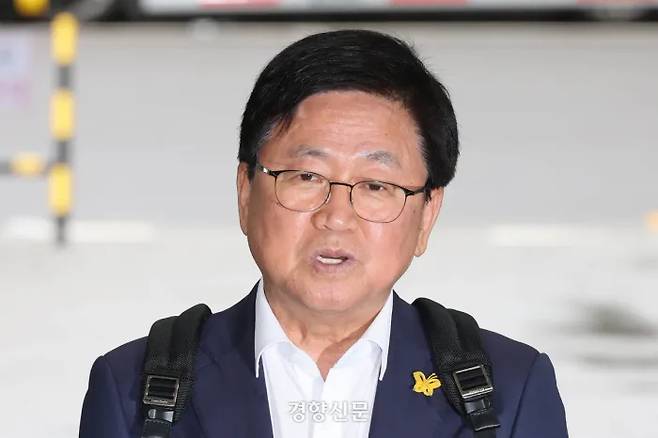 최교진 사회부총리 겸 교육부 장관 내정자가 지난 14일 인사청문회 준비 사무실이 마련된 서울 영등포구 여의도 한국교육시설안전원으로 출근하며 지명 소감을 밝히고 있다. 성동훈 기자