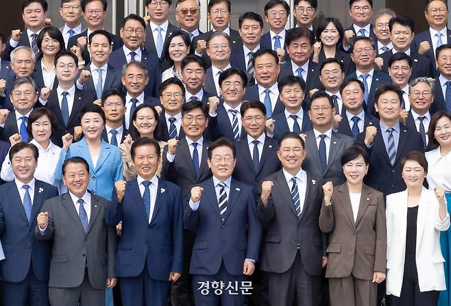 이재명 대통령이 29일 청와대 영빈관에서 더불어민주당 의원들과 오찬 간담회를 진행한 후 단체기념 촬영을 하고 있다. 대통령실 제공