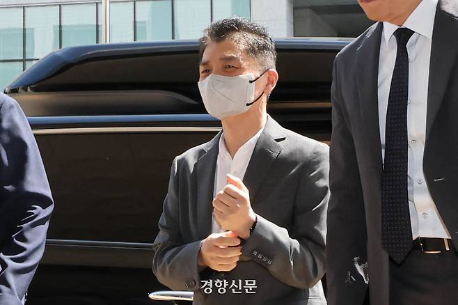 SM엔터테인먼트 시세조종 공모 의혹을 받는 카카오 창업자 김범수 경영쇄신위원장이 29일 서울 양천구 서울남부지법에서 열린 1심 결심공판에 출석하고 있다. 성동훈 기자