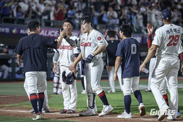 지난 28일 KT전에서 연장 11회말 끝내기 안타를 친 고승민과 롯데 선수들이 승리를 기뻐하고 있다. 롯데 자이언츠 제공