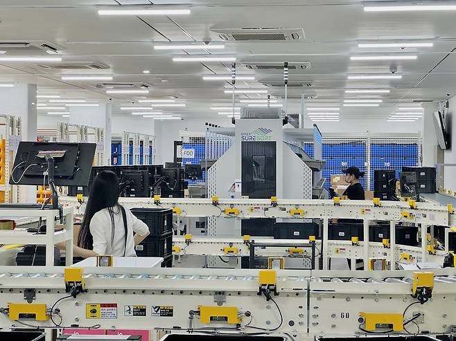 Workers at Olive Young’s Songpa MFC (No Kyung-min/The Korea Herald)