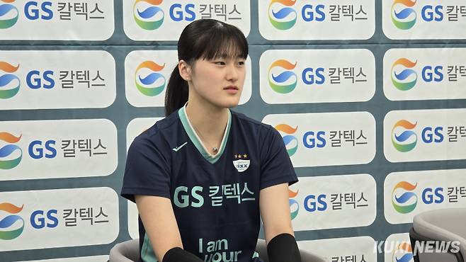이주아가 26일 가평 GS칼텍스 청평체육관에서 열린 ‘2025~2026시즌 GS칼텍스 미디어데이’에 참석해 인터뷰하고 있다. 김영건 기자