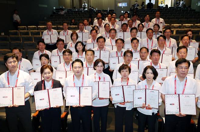 국민의힘 장동혁 대표 등 의원들이 29일 인천국제공항공사 항공교육원에서 열린 2025 국민의힘 국회의원 연찬회에서 ‘국민께 드리는 손 편지’를 들고 있다. 연합뉴스