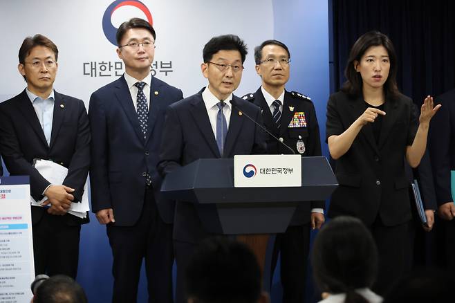 윤창렬 국무조정실장이 28일 서울 종로구 정부서울청사에서 열린 보이스피싱 근절 종합대책 관계부처 합동브리핑에서 발언하고 있다. 연합뉴스