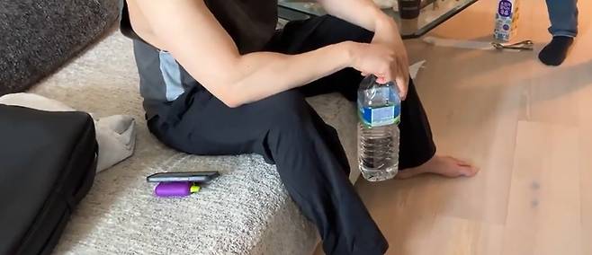 관세청 인천공항본부세관 직원이 필로폰 수취인의 집을 압수수색하고 있다. <인천공항본부세관>