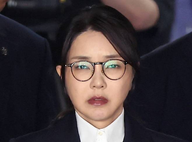 윤석열 전 대통령 부인 김건희 여사가 지난 12일 구속 전 피의자 심문(영장실질심사)을 마친 뒤 서울 서초구 서울중앙지법을 나서고 있다. [사진 출처 = 공동취재단, 연합뉴스]