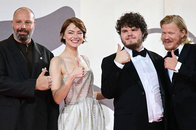 지난 28일(현지시간) 베네치아영화제 '부고니아' 월드 프리미어 상영에 참석한 요르고스 란티모스 감독, 배우 에마 스톤·에이든 델비스·제시 플레먼스(왼쪽부터).  AFP연합뉴스