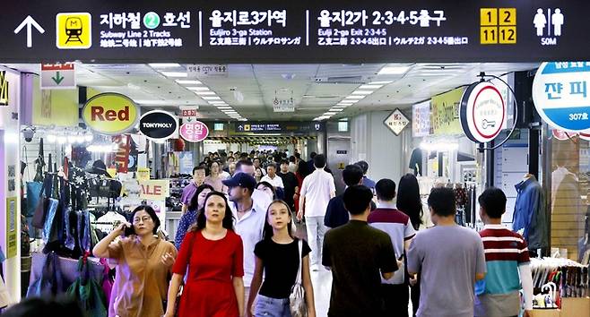 지하는 빽빽 서울 지하철 을지로3가역 지하 상가가 시민들과 관광객들로 북적이고 있다. 올해 서울 지하철역 상가 매출은 1조원을 돌파할 것으로 전망된다. 김호영 기자
