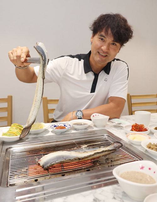 박찬호가 단골집으로 꼽은 서울 강동구 암사역 인근의 암사민물장어에서 수많은 추억이 담긴 장어를 직접 구우며 밝게 웃고 있다.  이승환 기자