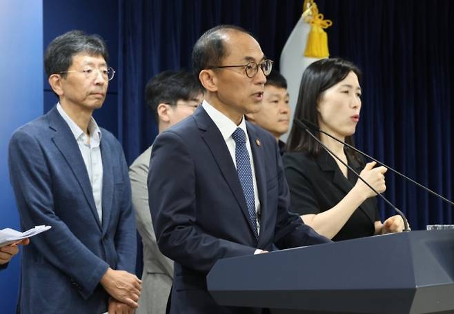 고학수 개인정보보호위원회 위원장이 28일 서울 종로구 정부서울청사에서 브리핑을 갖고 대규모 고객 유심(USIM) 정보 유출 사고가 발생한 SK텔레콤(SKT)에 대한 제재안을 발표하고 있다. /사진=뉴스1