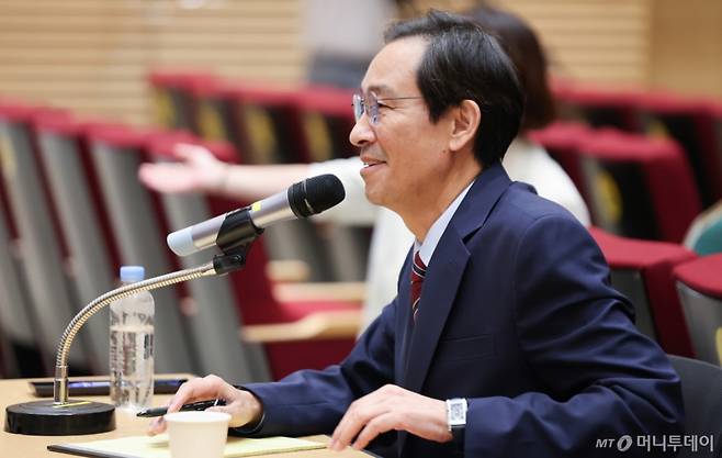 (서울=뉴스1) 허경 기자 = 우상호 정무수석이 21일 서울 용산구 대통령실 청사에서 열린 기자간담회에서 취재진의 질의에 답하고 있다. 2025.8.21/뉴스1 Copyright (C) 뉴스1. All rights reserved. 무단 전재 및 재배포, AI학습 이용 금지. /사진=(서울=뉴스1) 허경 기자