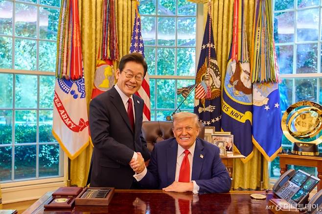 (서울=뉴스1) 이재명 기자 = 이재명 대통령이 25일(현지시간) 미국 워싱턴 DC  백악관에서 열린 한미 정상회담을 마친 후 도널드 트럼프 미국 대통령과 악수하고 있다. (이재명 대통령 SNS. 재판매 및 DB 금지) 2025.8.28/뉴스1  Copyright (C) 뉴스1. All rights reserved. 무단 전재 및 재배포,  AI학습 이용 금지. /사진=(서울=뉴스1) 이재명 기자