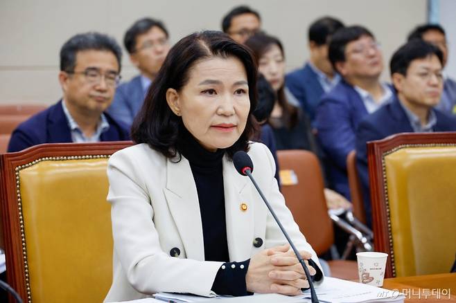 (서울=뉴스1) 안은나 기자 = 이진숙 방송통신위원장이 26일 서울 여의도 국회에서 열린 과학기술정보방송통신위원회 제428회국회(임시회) 제2차 전체회의에 출석해 의원 질의에 답하고 있다. 2025.8.26/뉴스1  Copyright (C) 뉴스1. All rights reserved. 무단 전재 및 재배포,  AI학습 이용 금지. /사진=(서울=뉴스1) 안은나 기자