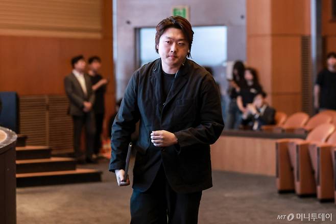 [서울=뉴시스] 정병혁 기자 = 박단 대한전공의협의회 비상대책위원장이 17일 서울 강남구 코엑스에서 열린 2025 젊은의사포럼에서 개회사를 위해 이동하고 있다. 2025.05.17. jhope@newsis.com /사진=정병혁