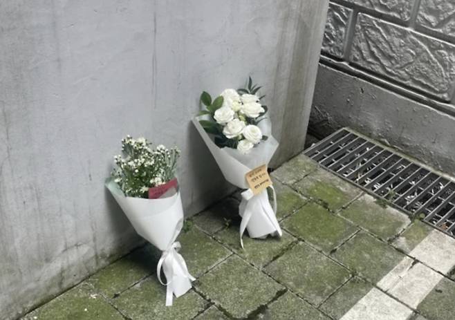 29일 오전 '세 모녀 사건'이 발생한 강서구 오피스텔에서 시민들이 조화를 두고 간 모습./사진=이현수 기자.