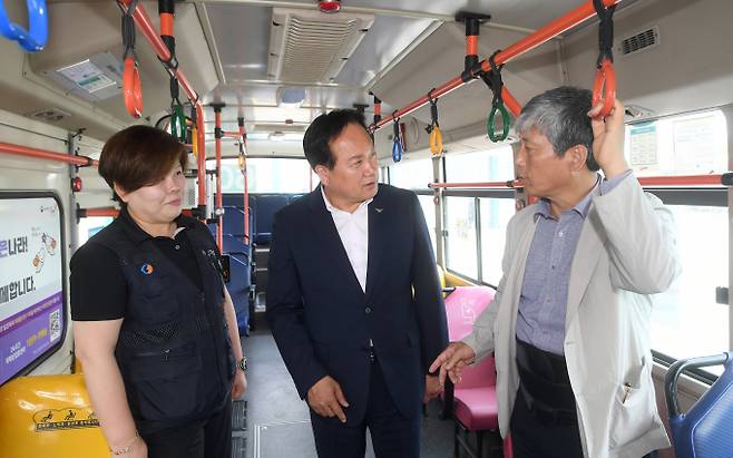 이권재 오산시장(가운데)이 지난해 5월 오산교통을 방문해 현장을 점검하고 있다. /사진제공=오산시