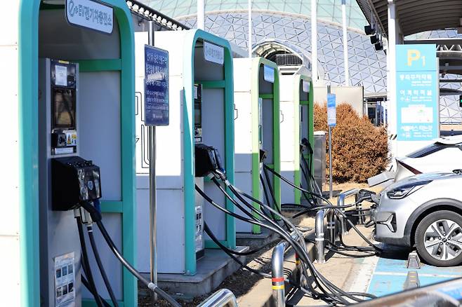 정부가 '2026년 예산안'에 탄소중립 실현을 위한 예산을 올해 대비 6000억원 늘린 3조7000억원으로 편성했다. 사진은 인천국제공항 주차장에 설치된 전기차 충전소. /사진=뉴스1