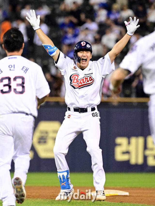 2025년 8월 28일 오후 서울 잠실구장에서 열린 '2025 신한 SOL뱅크 KBO 리그' 삼성 라이온즈와 두산 베어스의 경기두산 안재석이 연장 10회말 2사 1.2루서 끝내기 안타를 치며 7-6으로 승리한 뒤 기뻐하고 있다./잠실=유진형 기자