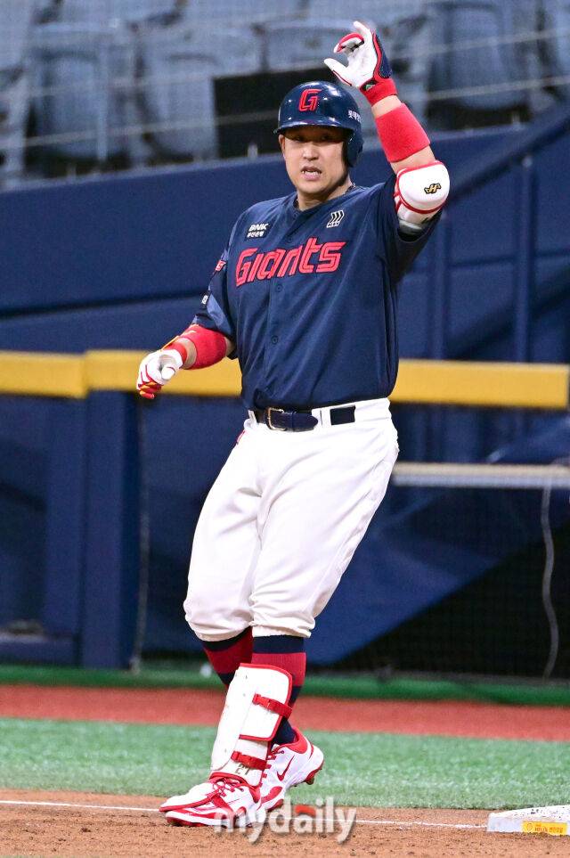 2025년 8월 1일 오후 서울 고척스카이돔에서 열린 '2025 신한 SOL뱅크 KBO 리그' 롯데 자이언츠와 키움 히어로즈의 경기. 롯데 유강남이 2회초 2사 후 안타를 친 뒤 기뻐하고 있다./마이데일리